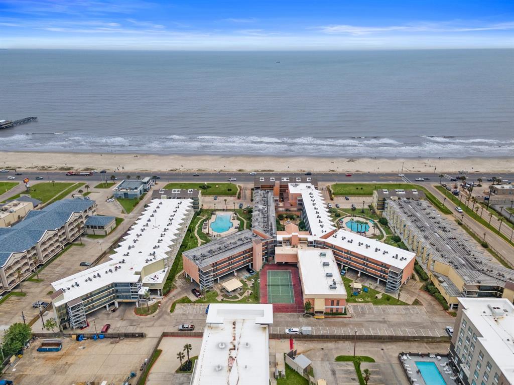 Perfectly located from the beach as well as an assortment of restaurants and entertainment!