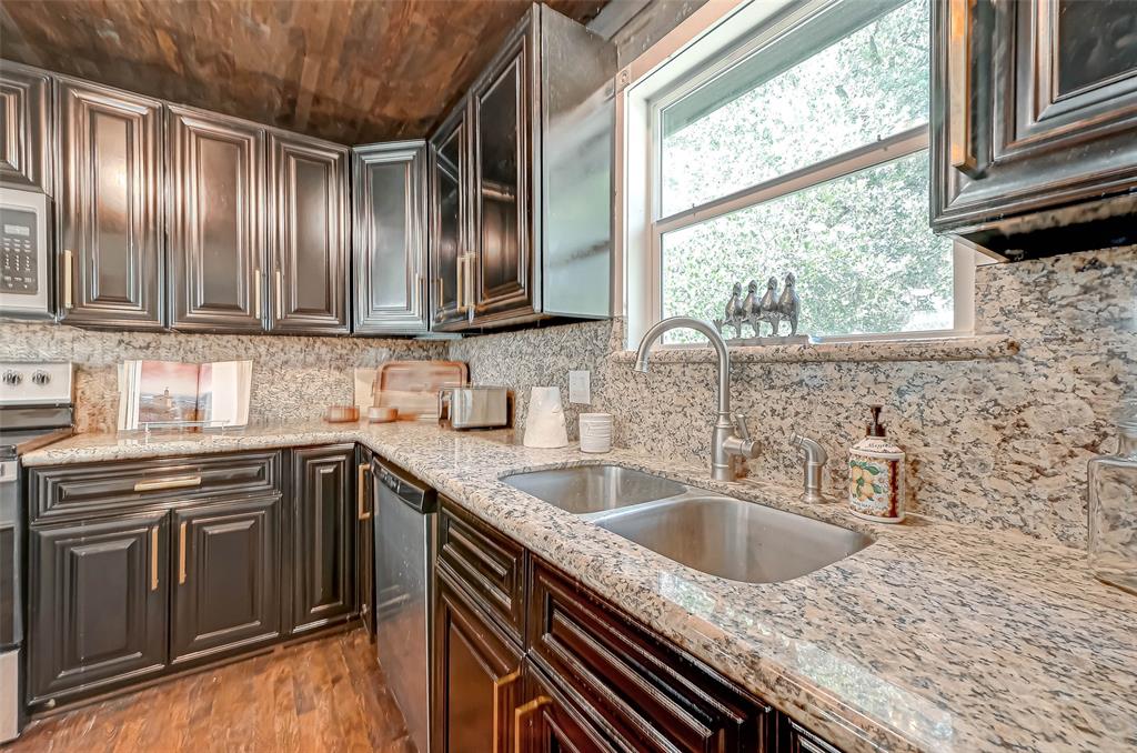 Large double sinks, granite counter and back splash. Pretty fixtures and finishes.