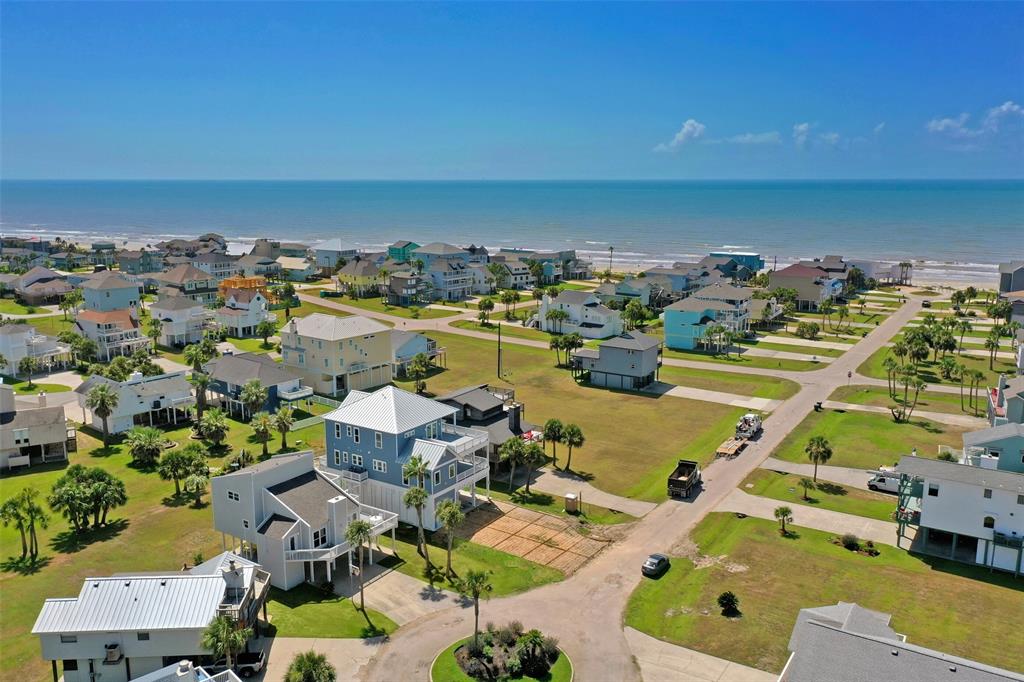 Located on the 2nd block from the beach you are just a short walk to the sand or 1 minute by golf cart.