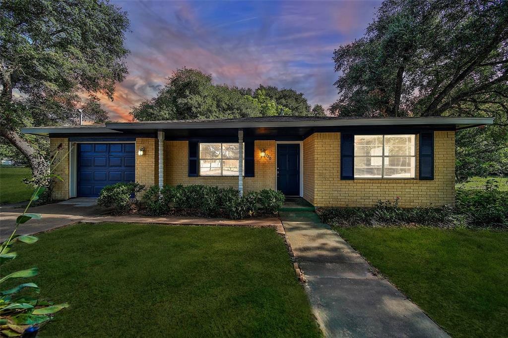 1720  Austin Street Hempstead Texas 77445, Hempstead