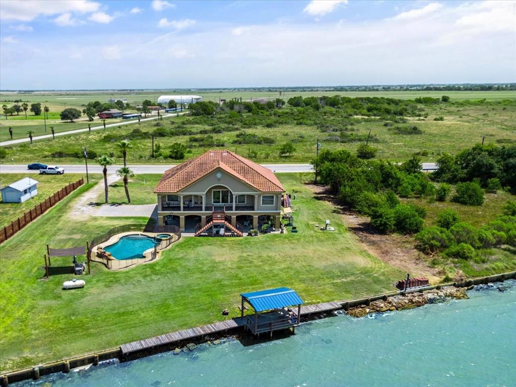 One Of The Best Homes On The Coast Line Of Texas*Wood Bulk Head*Pool*Fishing Cleaning Station*Balcony*Covered Patio*Blocks From Golf Course.