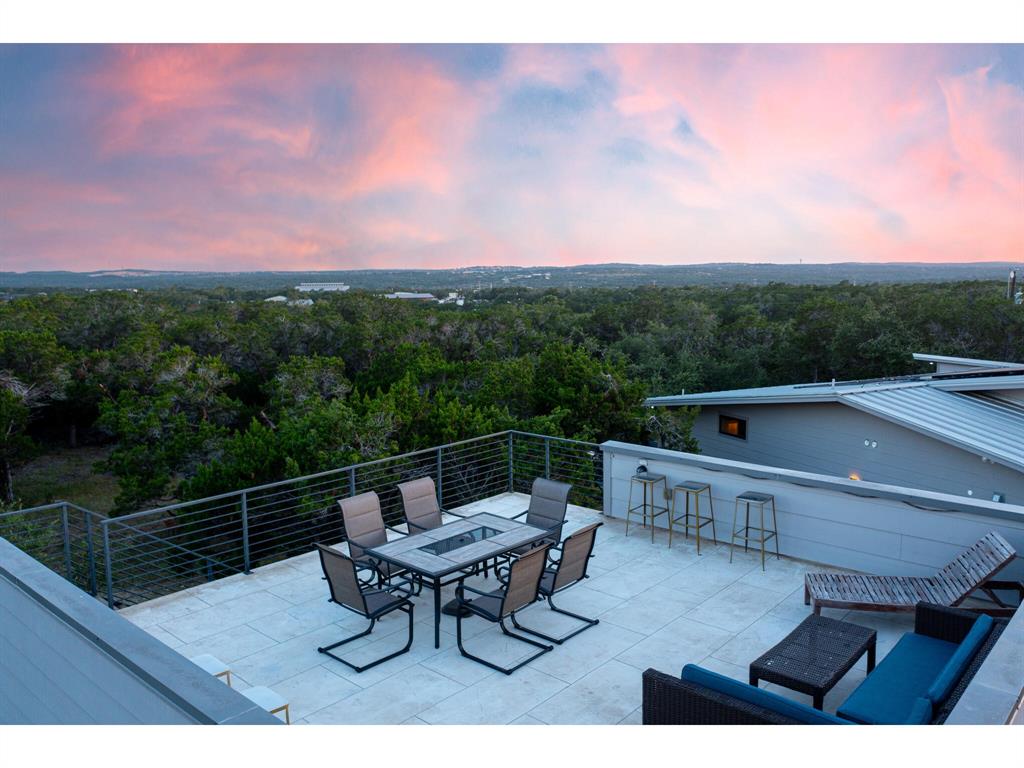 Additional seating area on large garage deck to enjoy amazing sunset views of the Hill Country