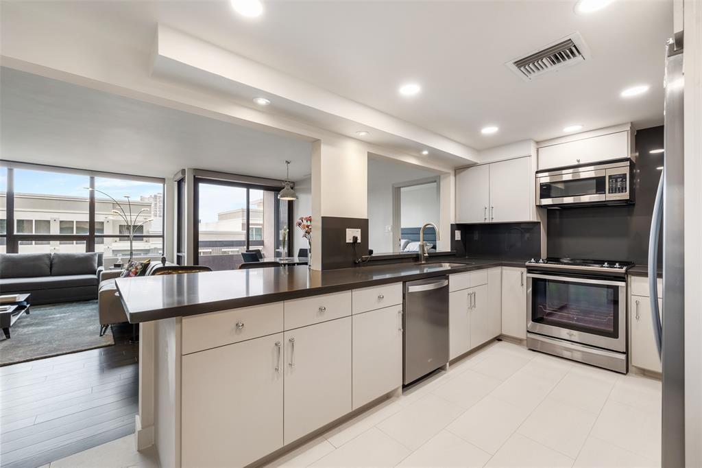 Photo #8: 46004728 Listing 