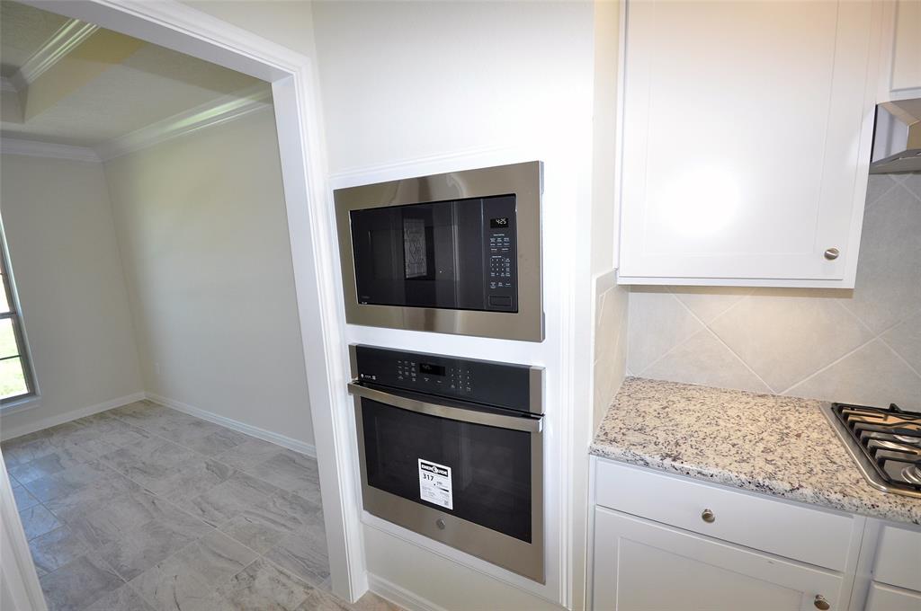 A stainless built in oven with a microwave above is standard at Cervelle Homes.