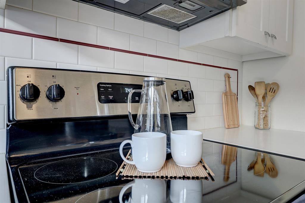 Imagine making breakfast and brewing coffee in this darling kitchen.