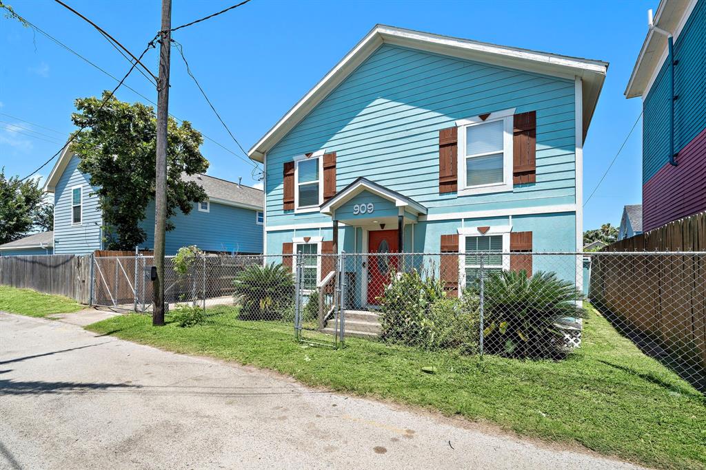 909  32nd Street Galveston Texas 77550, 33