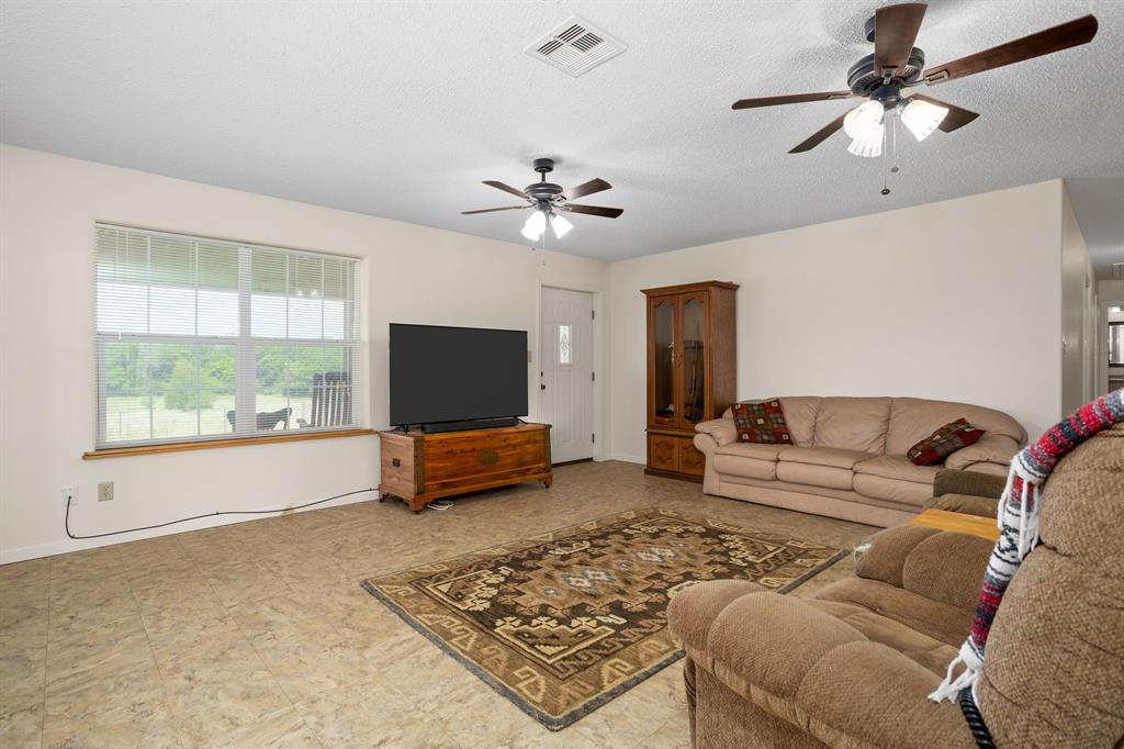 1601 Babylon Ln, Schulenburg, TX 78956