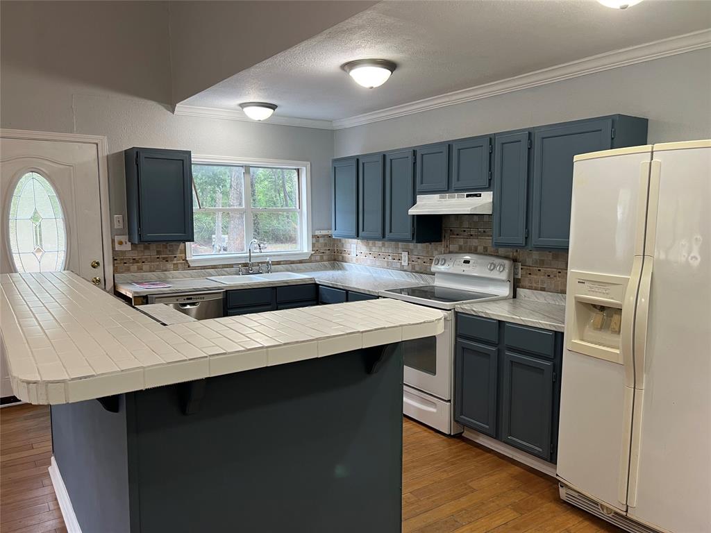Lot\'s of Cabinet space in this Newley remodeled Kitchen