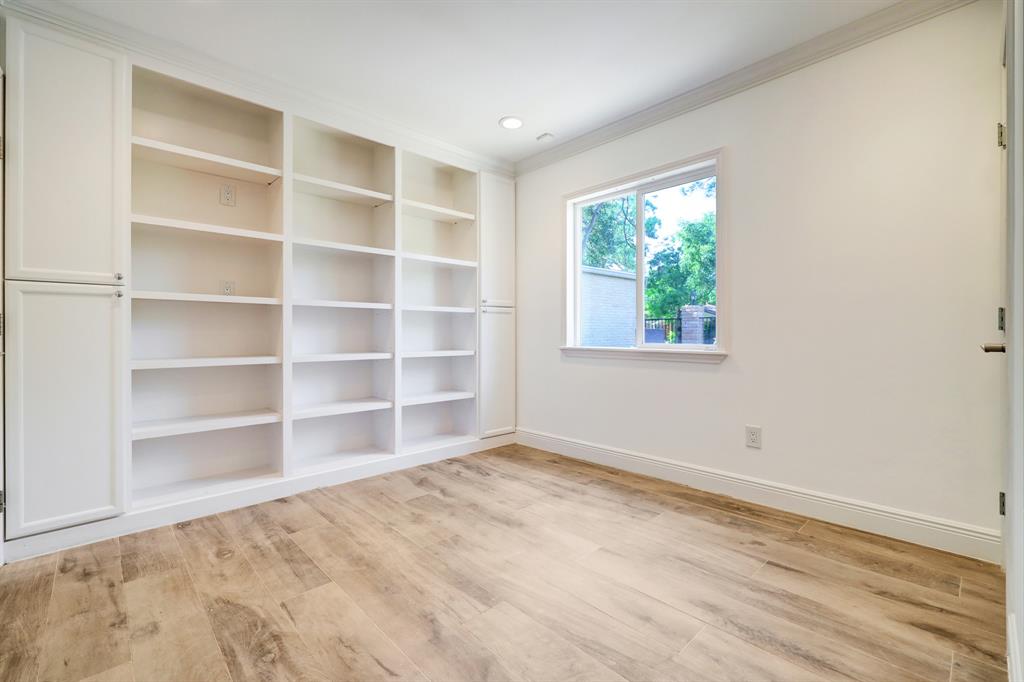 Another Bedroom with bookshelving