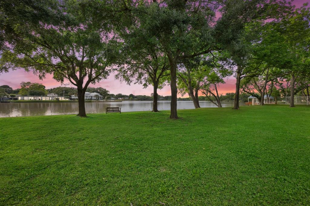Enjoy all the benefits of Houston without sacrificing your privacy and serenity.