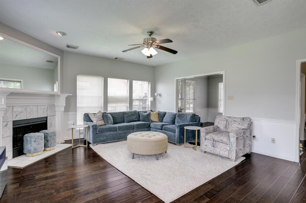 1611 Falcon Ridge Blvd, Friendswood, TX 77546