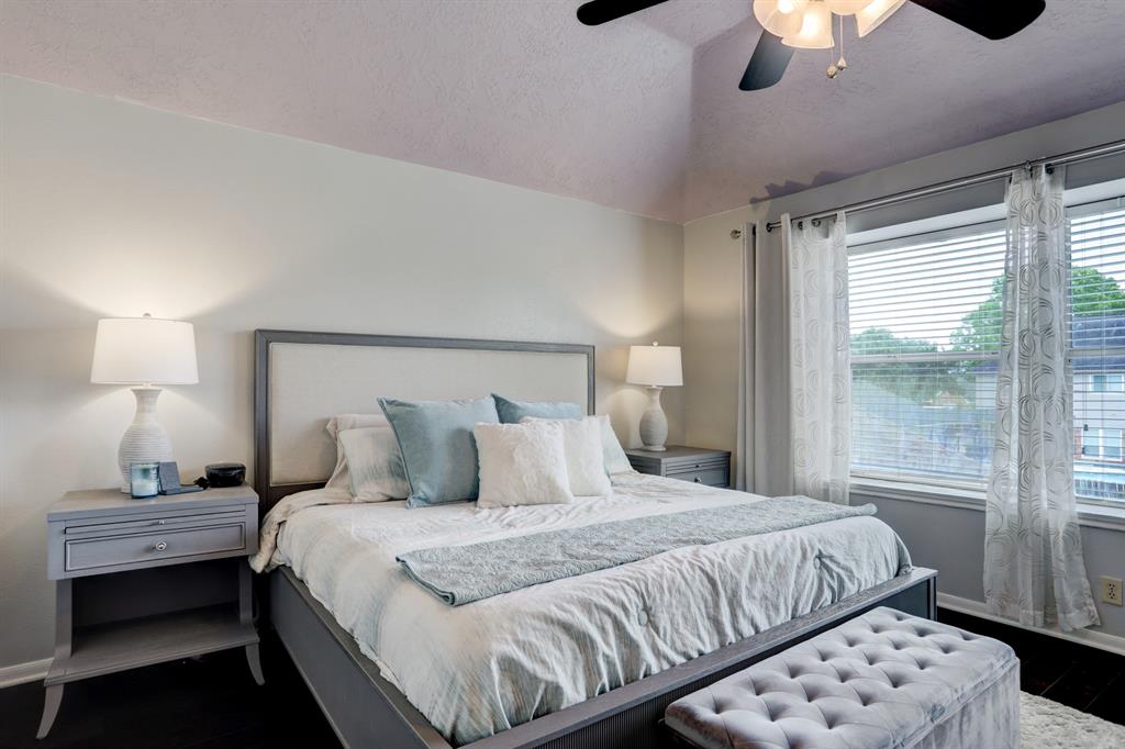 1611 Falcon Ridge Blvd, Friendswood, TX 77546