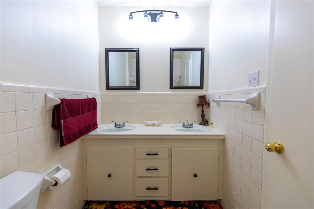 Hallway bathroom with double sinks and tub/shower combo