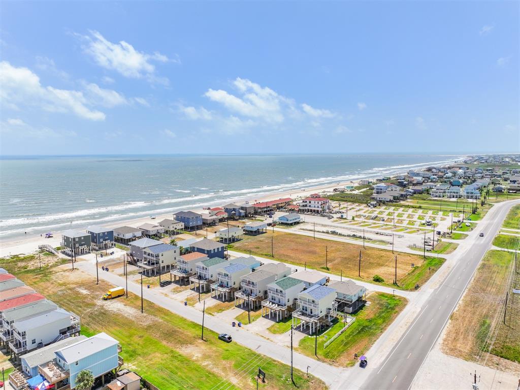 Fantastic beach proximity...just right up the street!