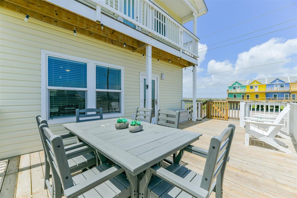 The front deck has PLENTY of space for relaxing and eating!