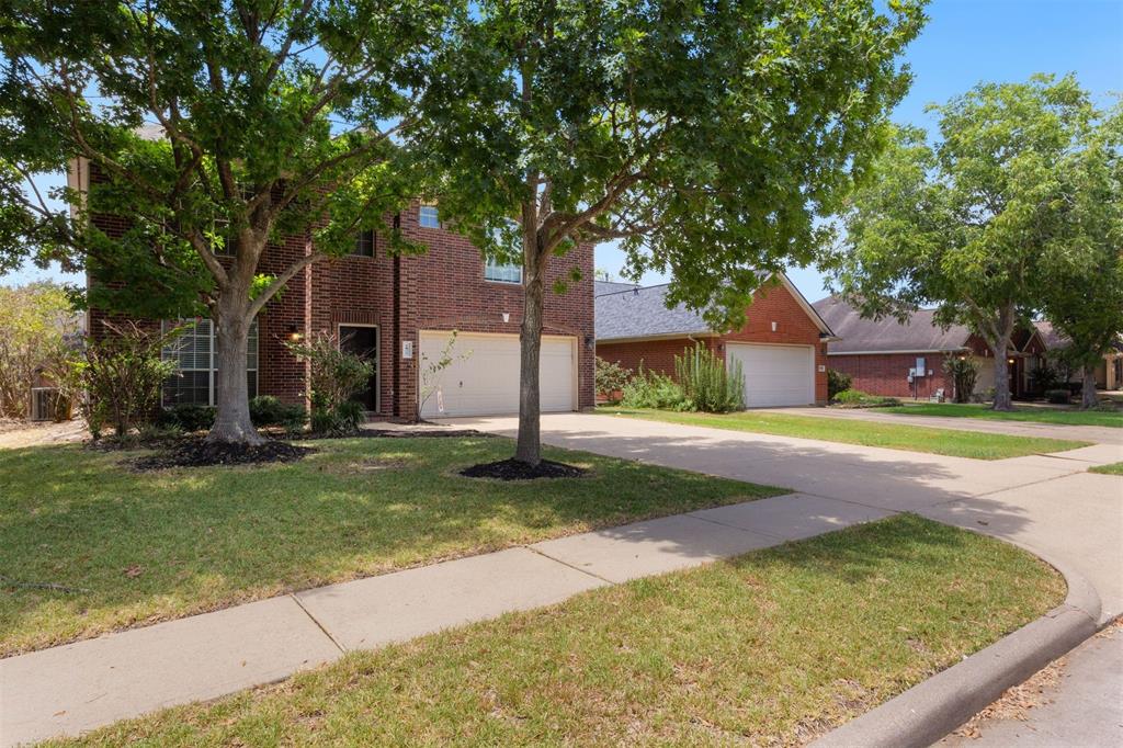 Pretty tree shaded front yard as this home is located on a nice and quiet street in the subdivision.