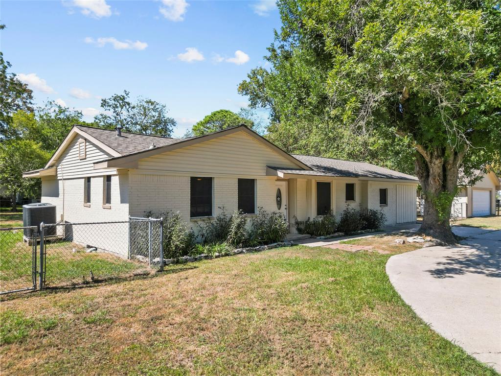 12303  23rd Street Santa Fe Texas 77510, 33