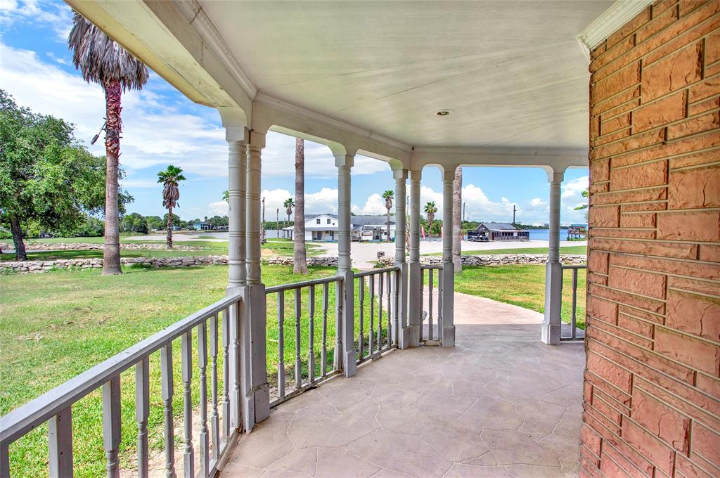 Front and side porch for watching the boaters.