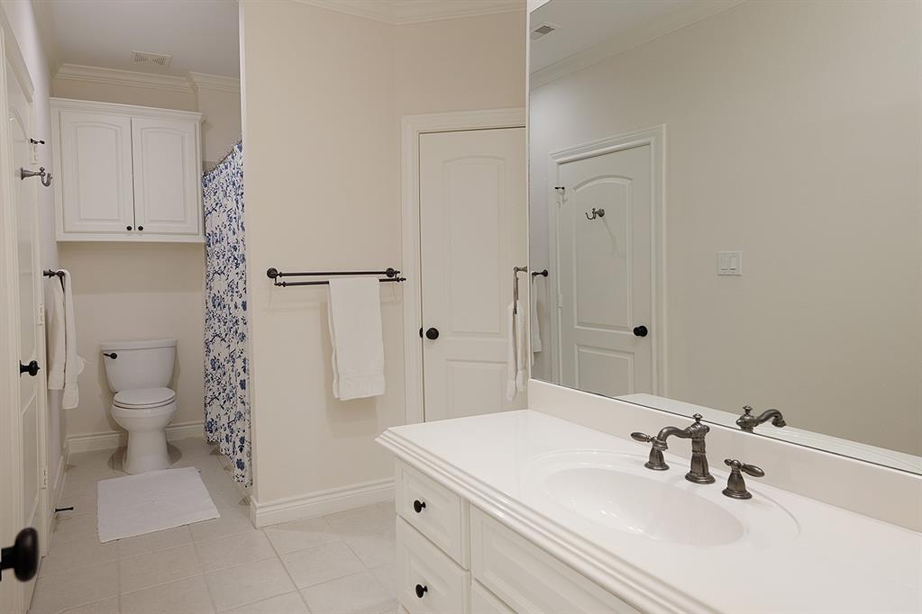 Each bedroom features an en-suite bath and walk-in closet