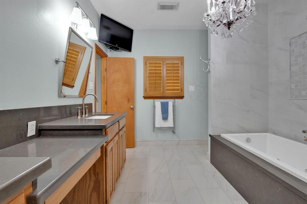 Beautiful finishes, stunning chandelier, heated towel rack, heated floors, jacuzzi tub - nothing was missed!