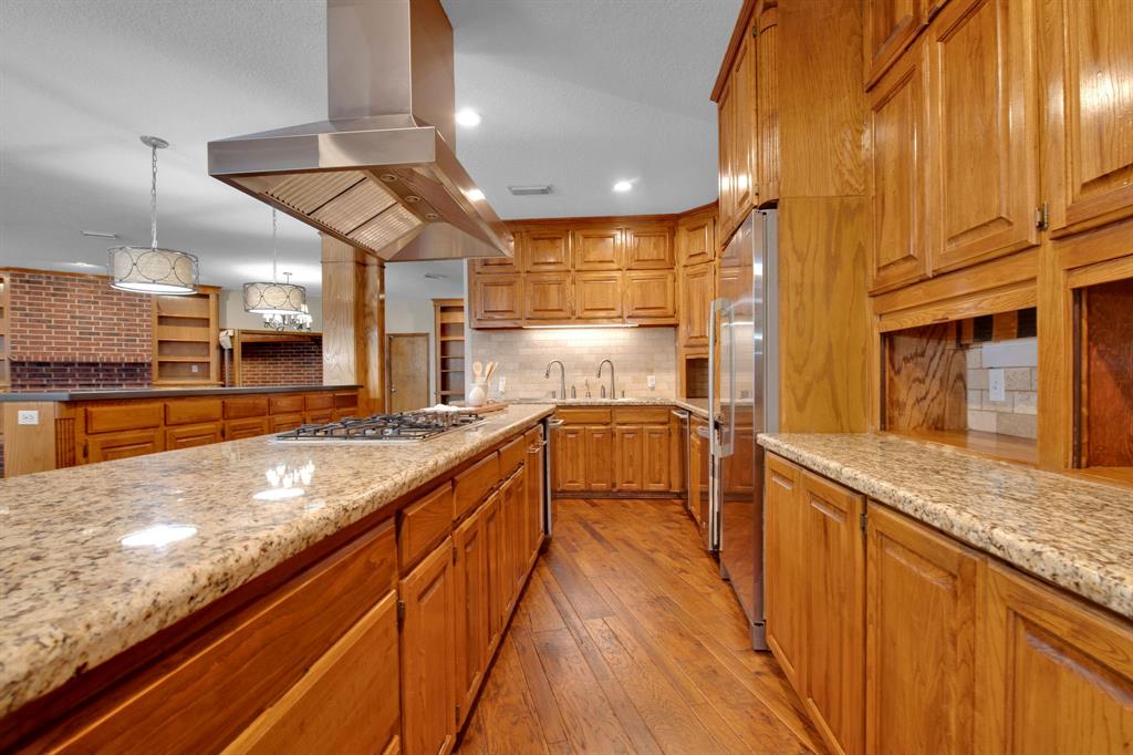 Island with 5-burner Gas range, three sinks, a breakfast bar with quartz counter tops - ideal for entertaining large groups or family gatherings.