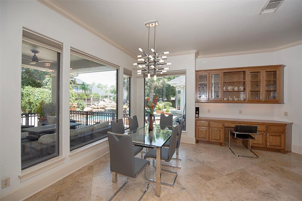 This expansive casual dining area lets you enjoy the outside paradise.