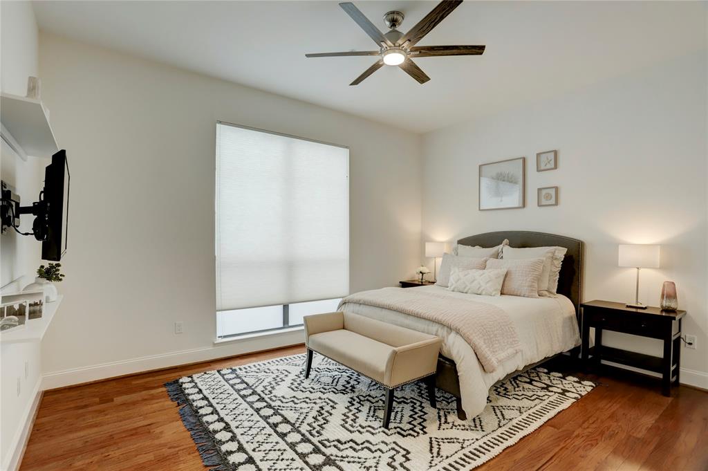 This bedroom is a great size with ceiling fan w/light kit and ensuite bath.