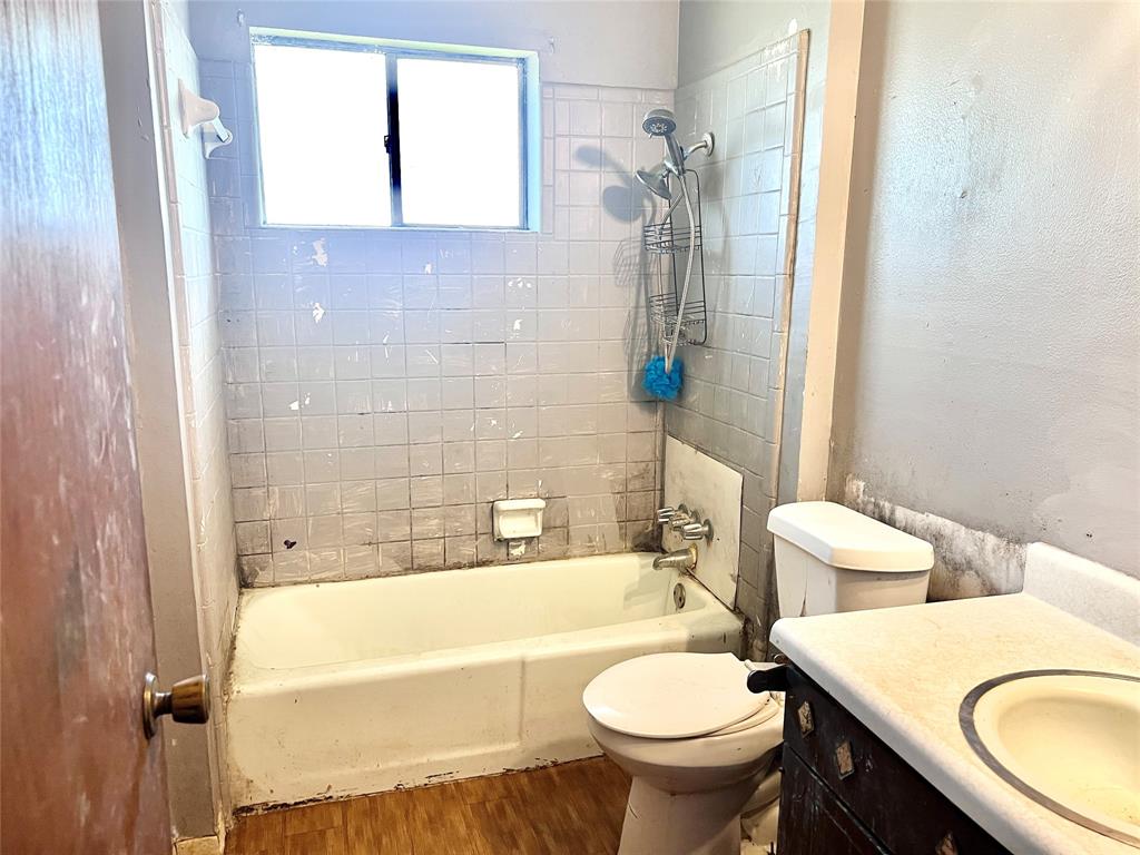 Full bath centrally located close to the bedrooms.