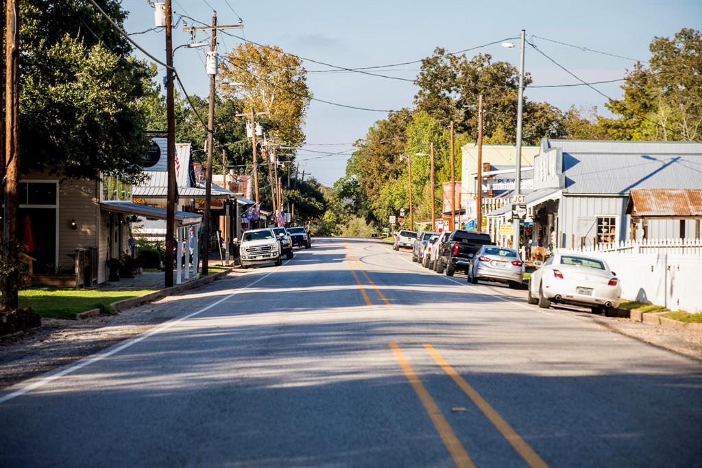 Downtown Chappell Hill. 45 minutes to Houston.