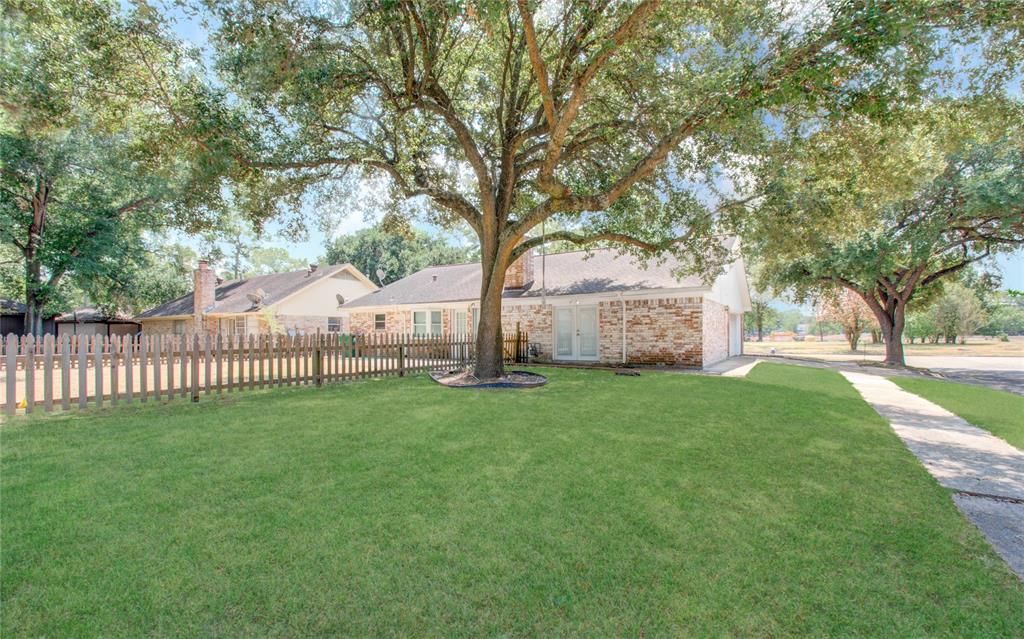 5918 Darkwood Dr, Houston, TX 77088