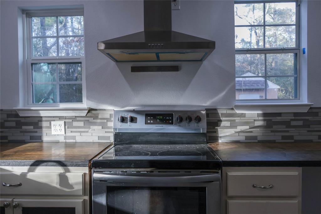 ELECTRIC RANGE AND STAINLESS VENT A HOOD
