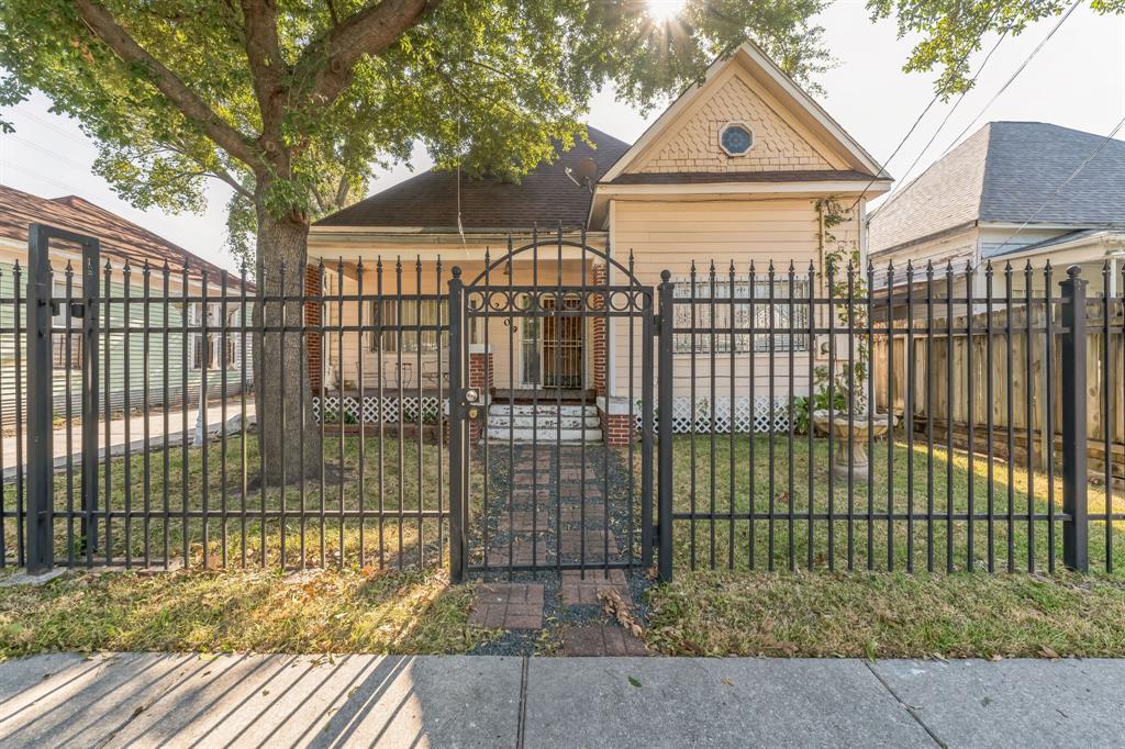 2009  Chestnut Street Houston Texas 77009, 9