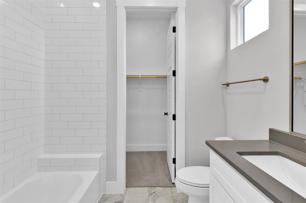 Secondary Bathroom w/ tub/shower combo @ 3rd Floor