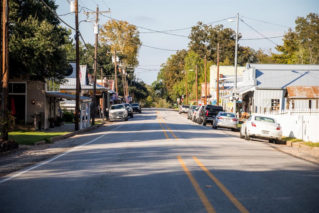 Downtown Chappell Hill. 45 minutes to Houston.