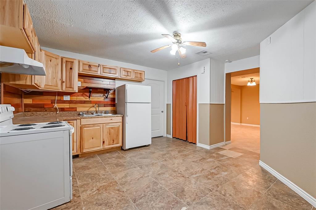 227  N Austin Drive Angleton Texas 77515, 5