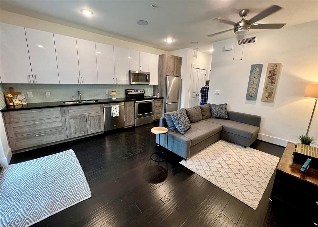 Photo #12: 21035888 Listing 