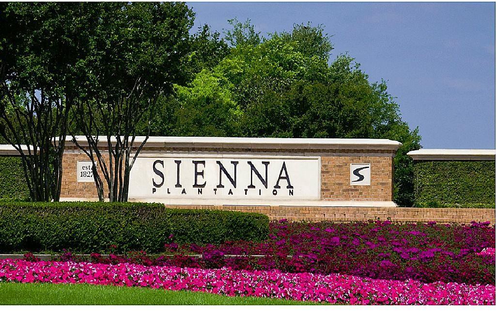 When you buy a home in Sienna, you enjoy an impressive array of amenities, including 100+ acres of parks, miles of walking trails, waterparks, Sienna Golf Club + Grille, Sienna Stables, Camp Sienna Sports Park, Club Sienna and more. You also have immediate access to shopping, dining and professional services.