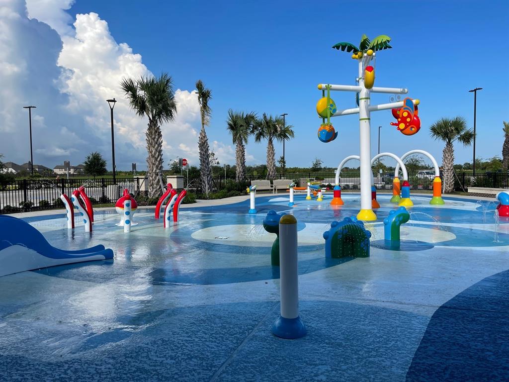 Fantastic Lagoon Splash Pad with picnic seating for snacks and on-site restrooms.