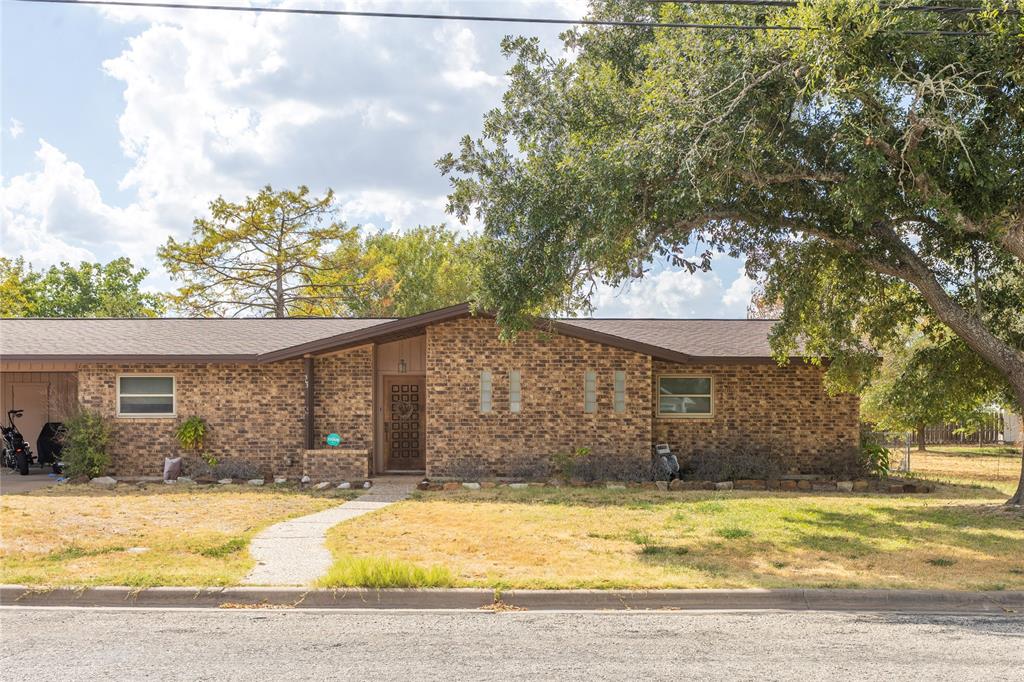 363  Edgewood Avenue Giddings Texas 78942, 70