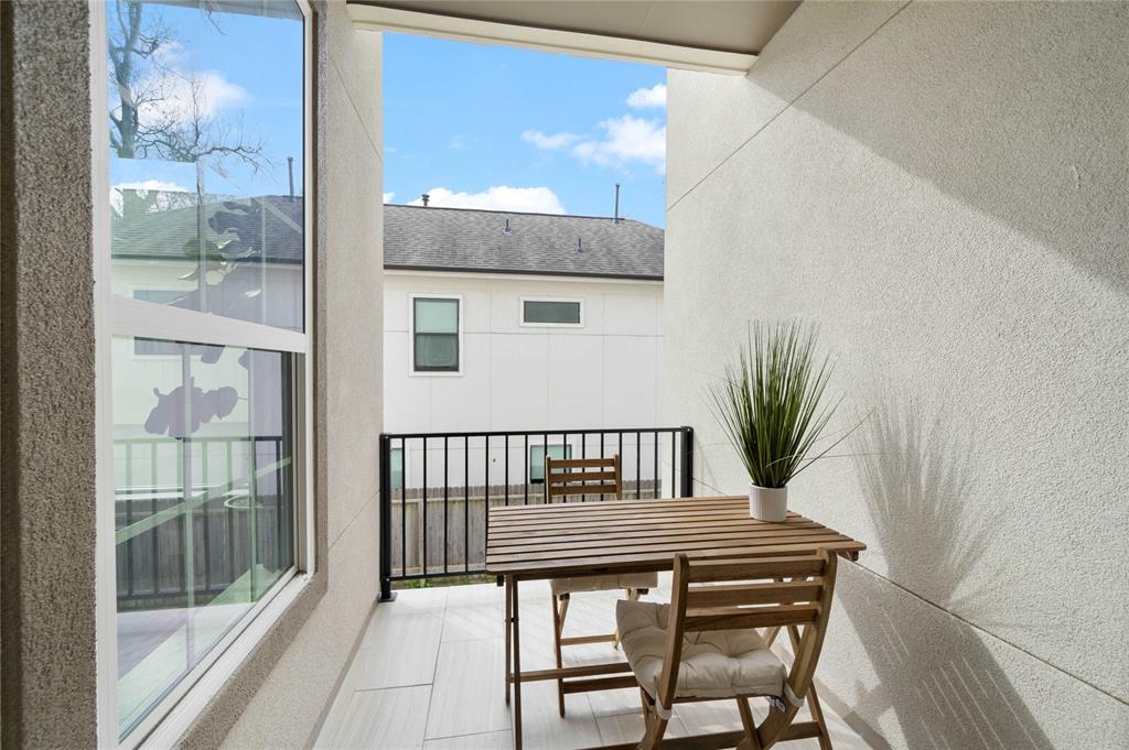 Accessible from the living area, the private covered balcony presents the ideal setting to take in the open air or dine al fresco.