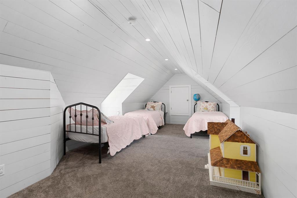 Upstairs large bedroom with dormers