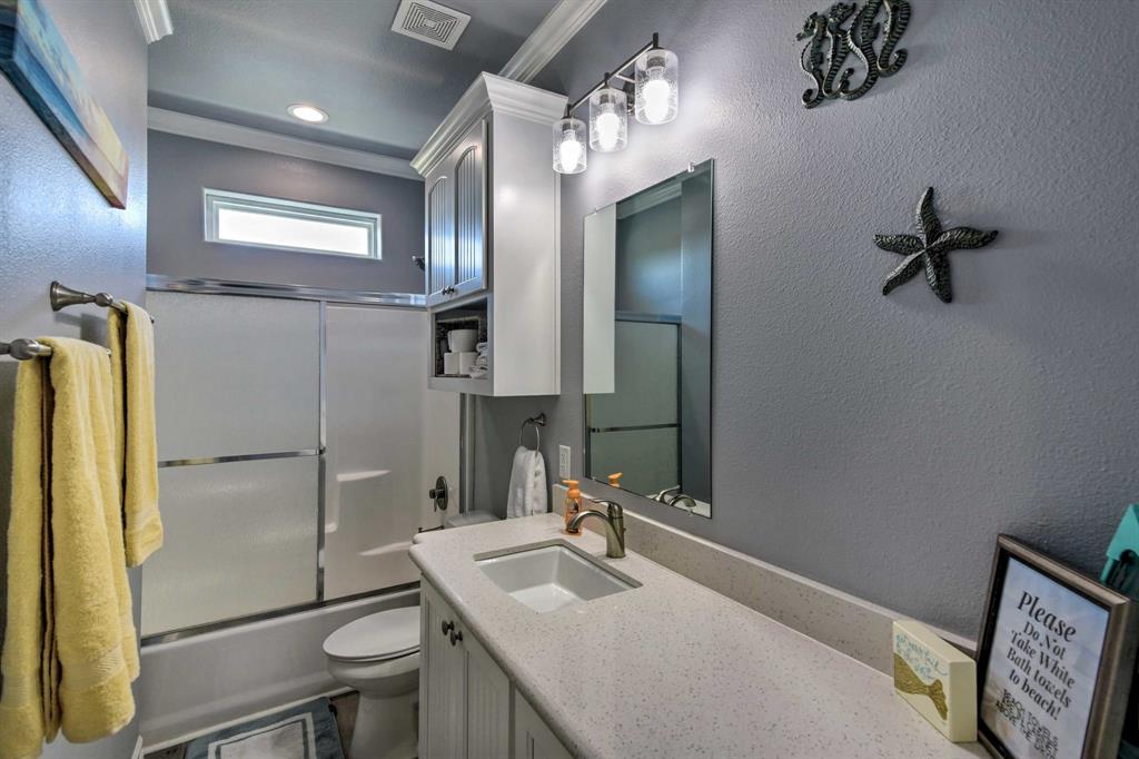 Hallway bath with tub/shower combo.