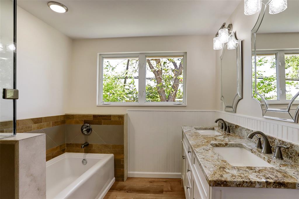 Primary bath en-suite offers a large soaking tub and a large walk-in shower.