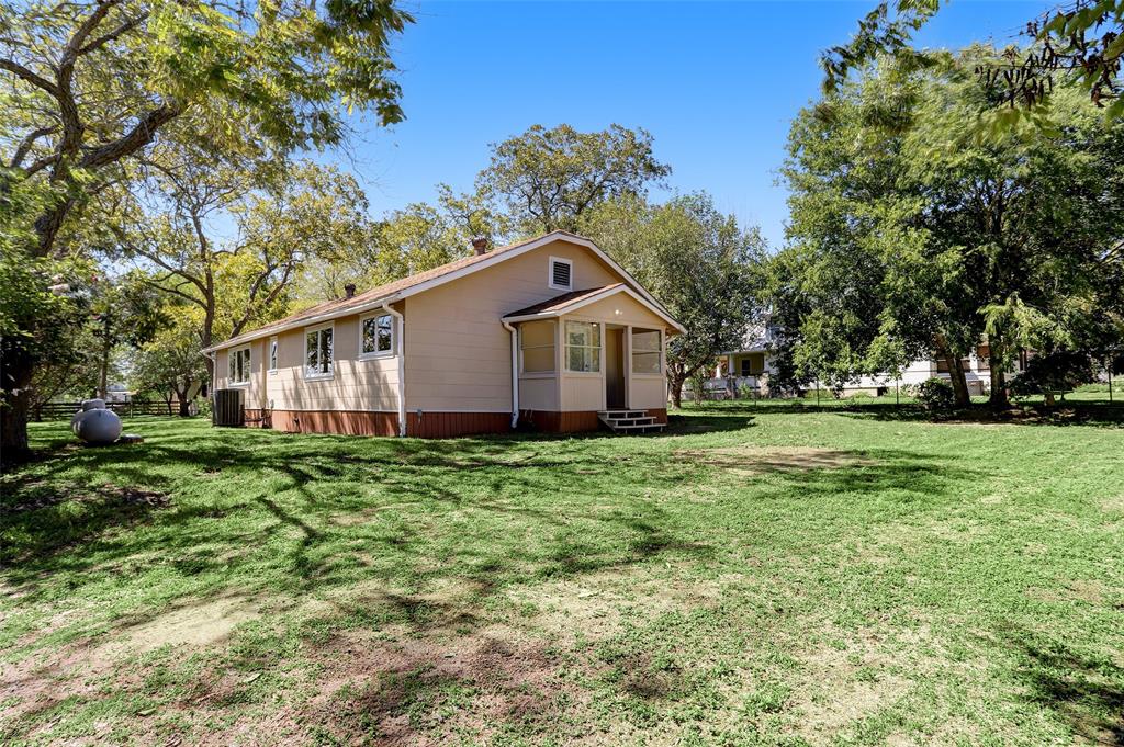 Large back yard, plenty of room to build a garage or workshop.