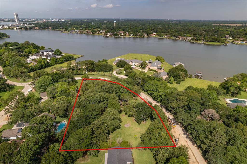 402 Lakeshore Dr