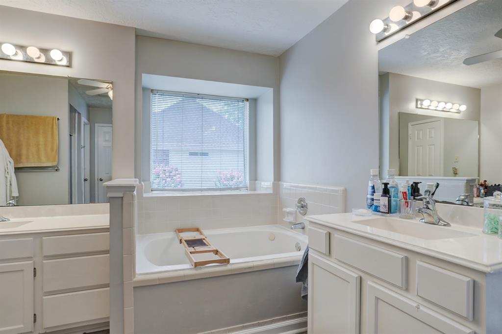 1611 Falcon Ridge Blvd, Friendswood, TX 77546