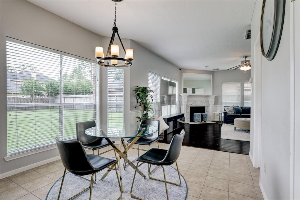 1611 Falcon Ridge Blvd, Friendswood, TX 77546