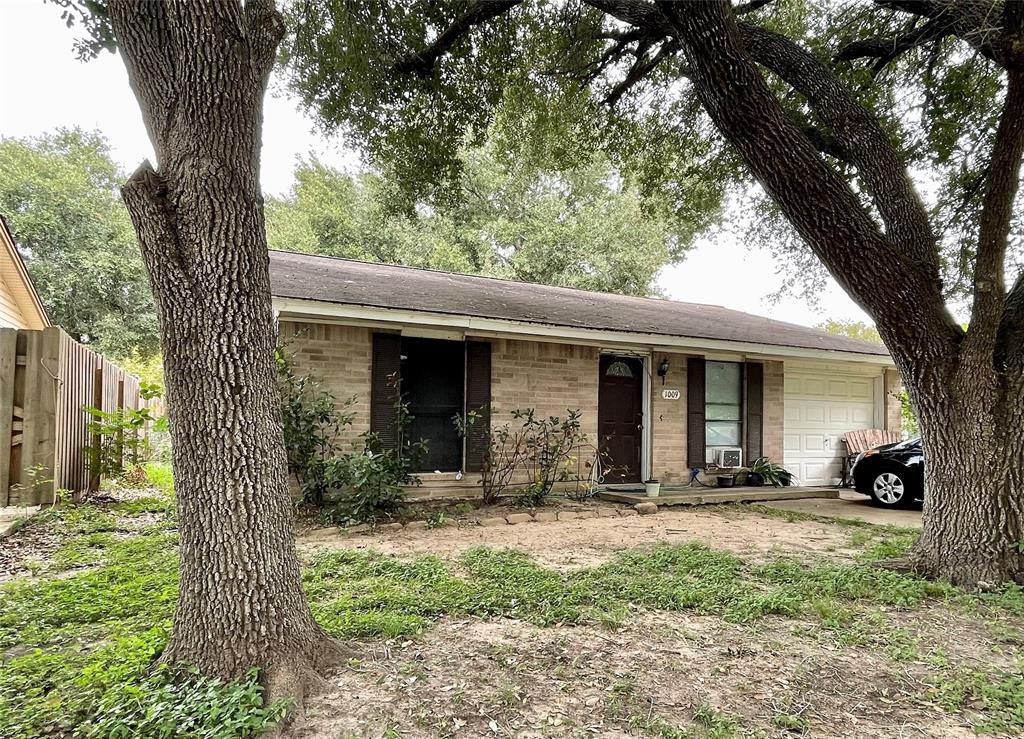 For Sale 1009 Otell Street, El Campo, TX 77437 3 Beds / 1 Full Bath