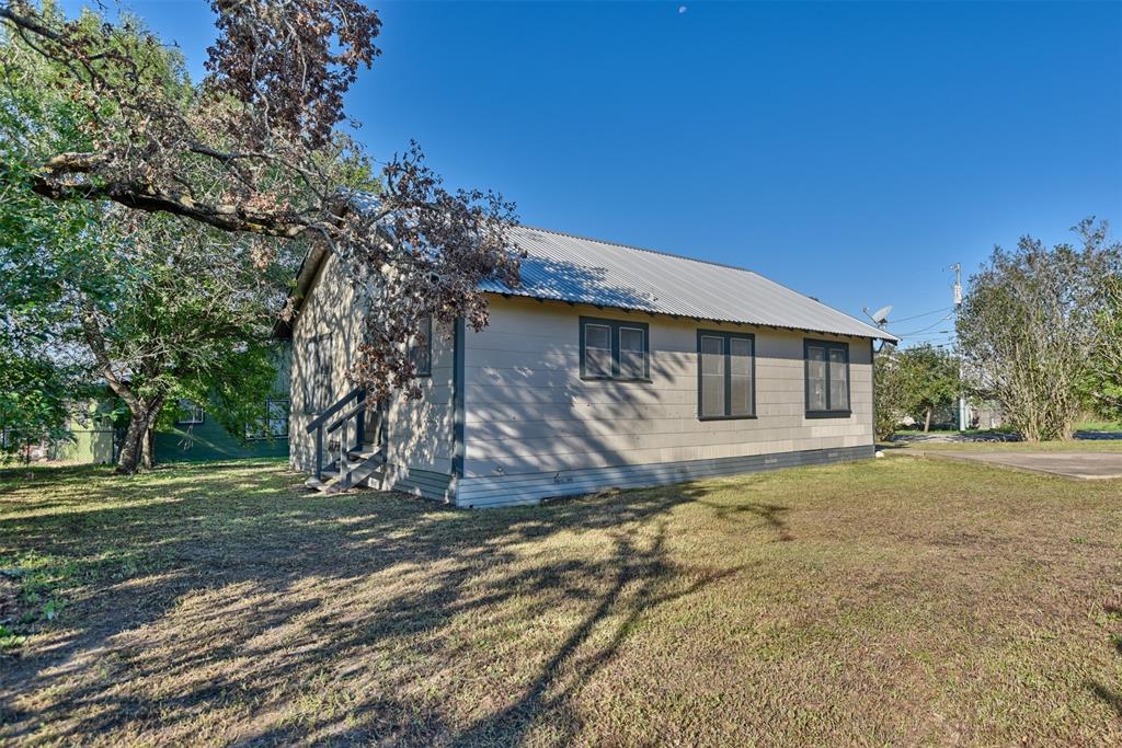 930 E Upper Line Street , La Grange, Texas image 18