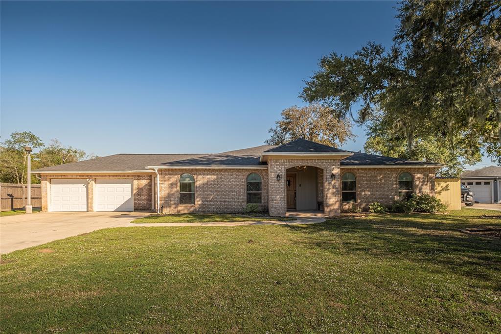 16 Hollychase Street, Clute, TX 77531